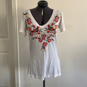 Embroidered short sleeve T-shirt size medium